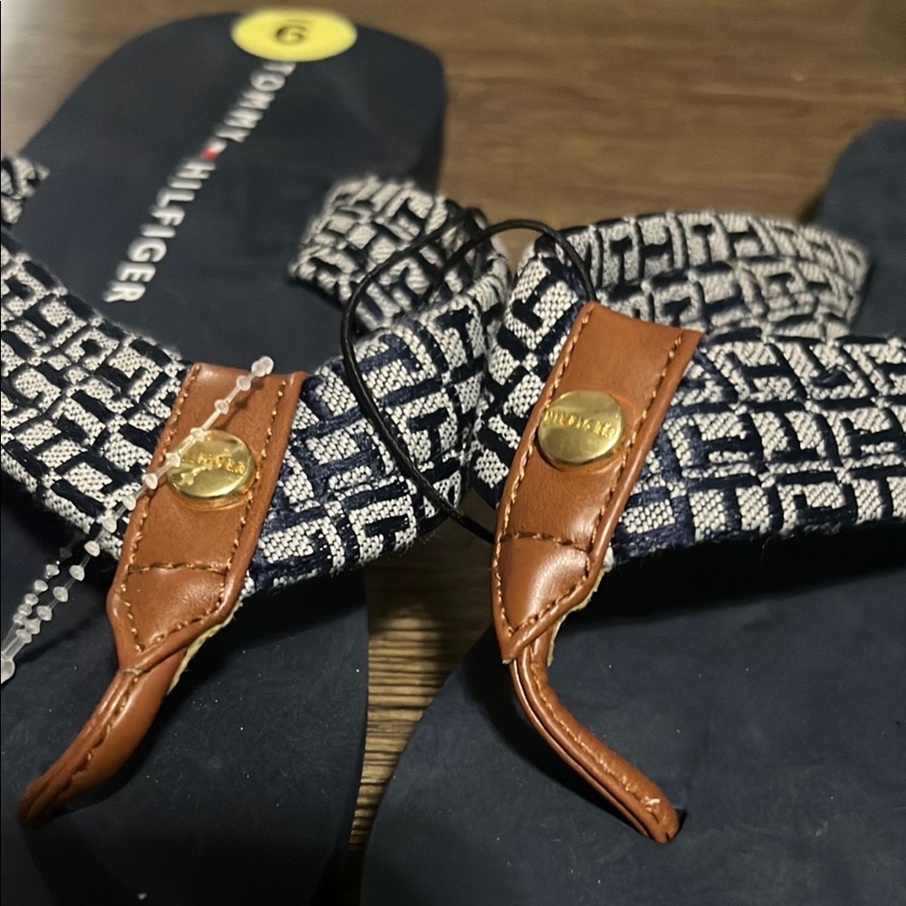 New Tommy Hilfiger Black Flip Flops - Picture 3 of 4